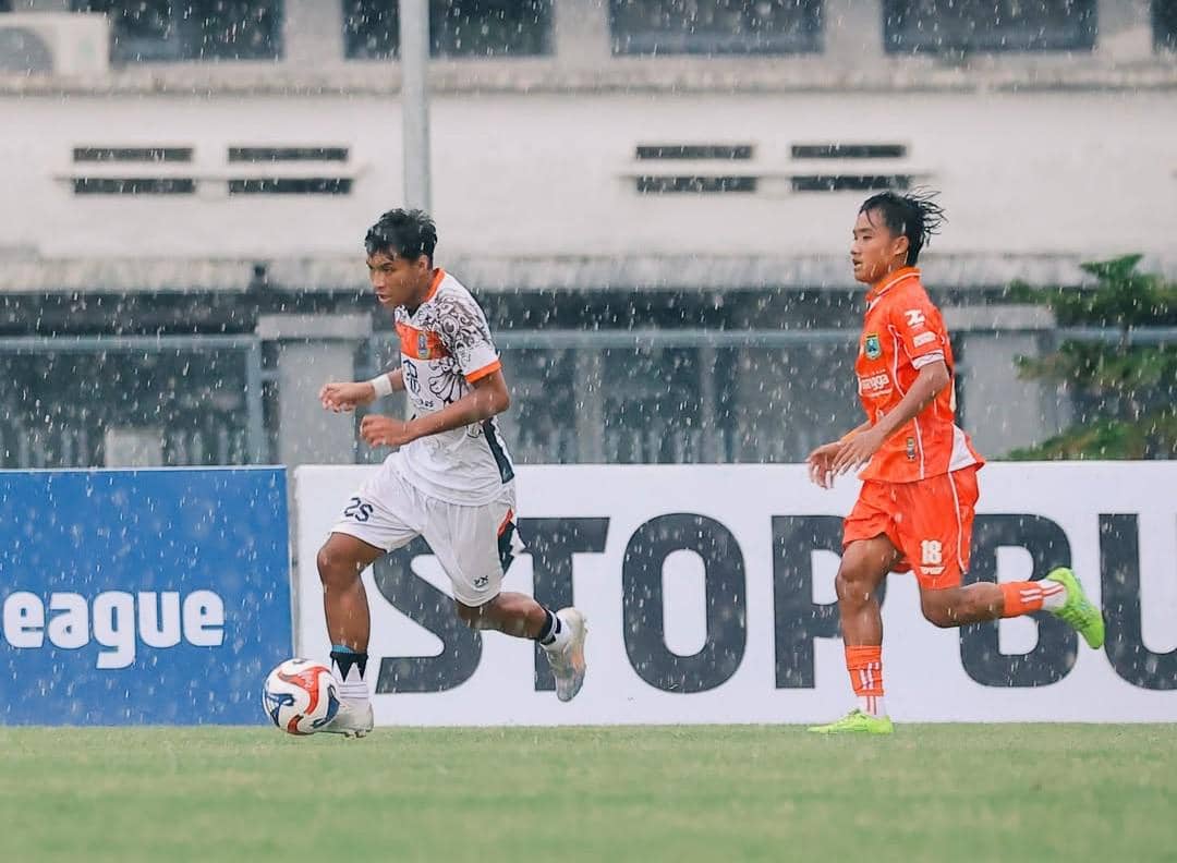 Jalannya pertandingan antara Perseden Denpasar (putih) dan Persekabpas Pasuruan (oranye).