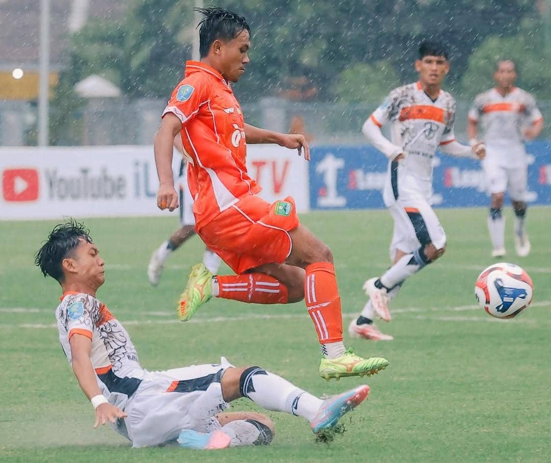 Jalannya pertandingan antara Perseden Denpasar (putih) dan Persekabpas Pasuruan (oranye)