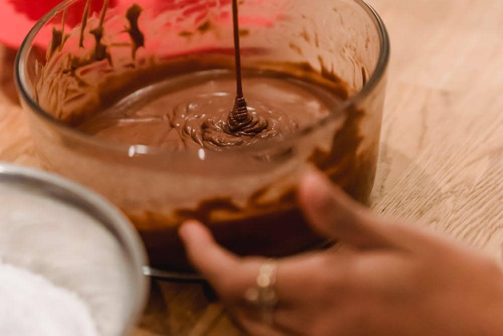 ilustrasi adonan mille crepes yang selesai disaring