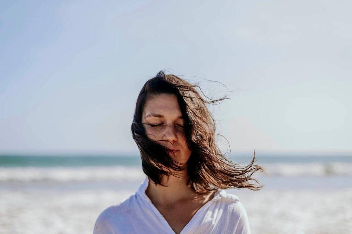 Ilustrasi wanita berpose