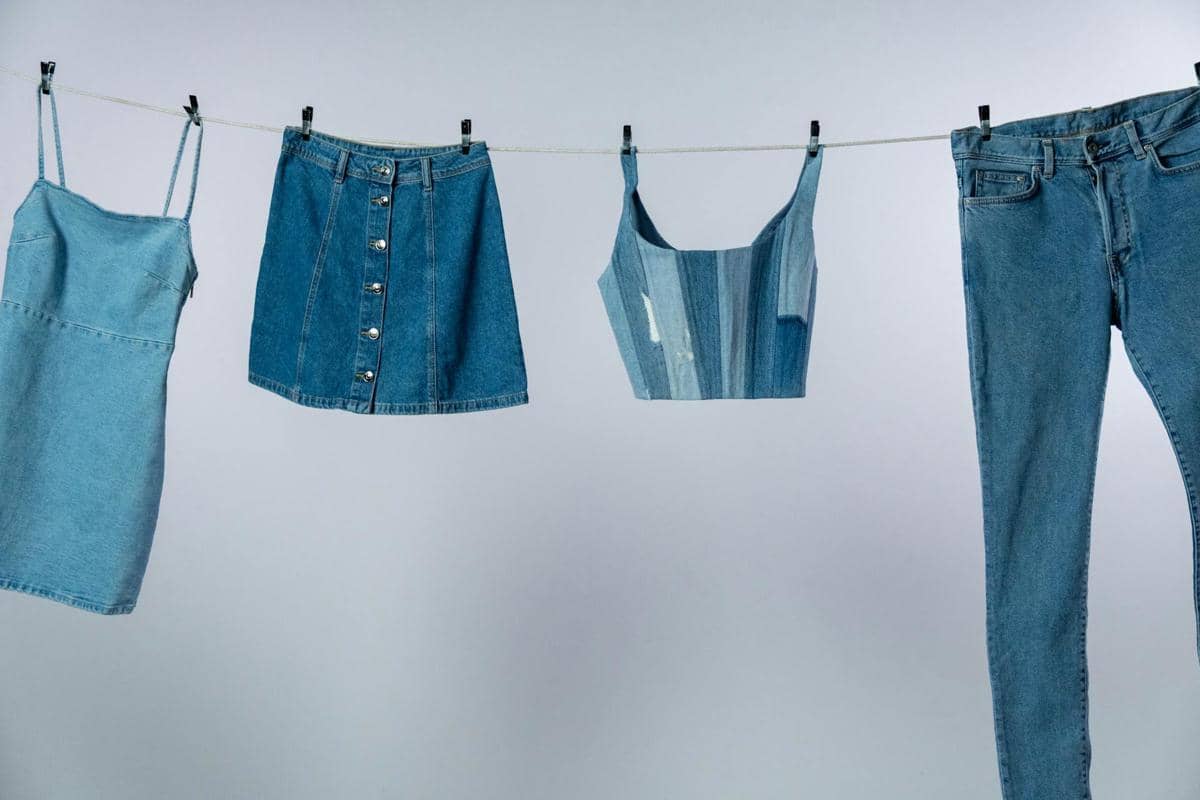 berbagai pakaian berbahan denim