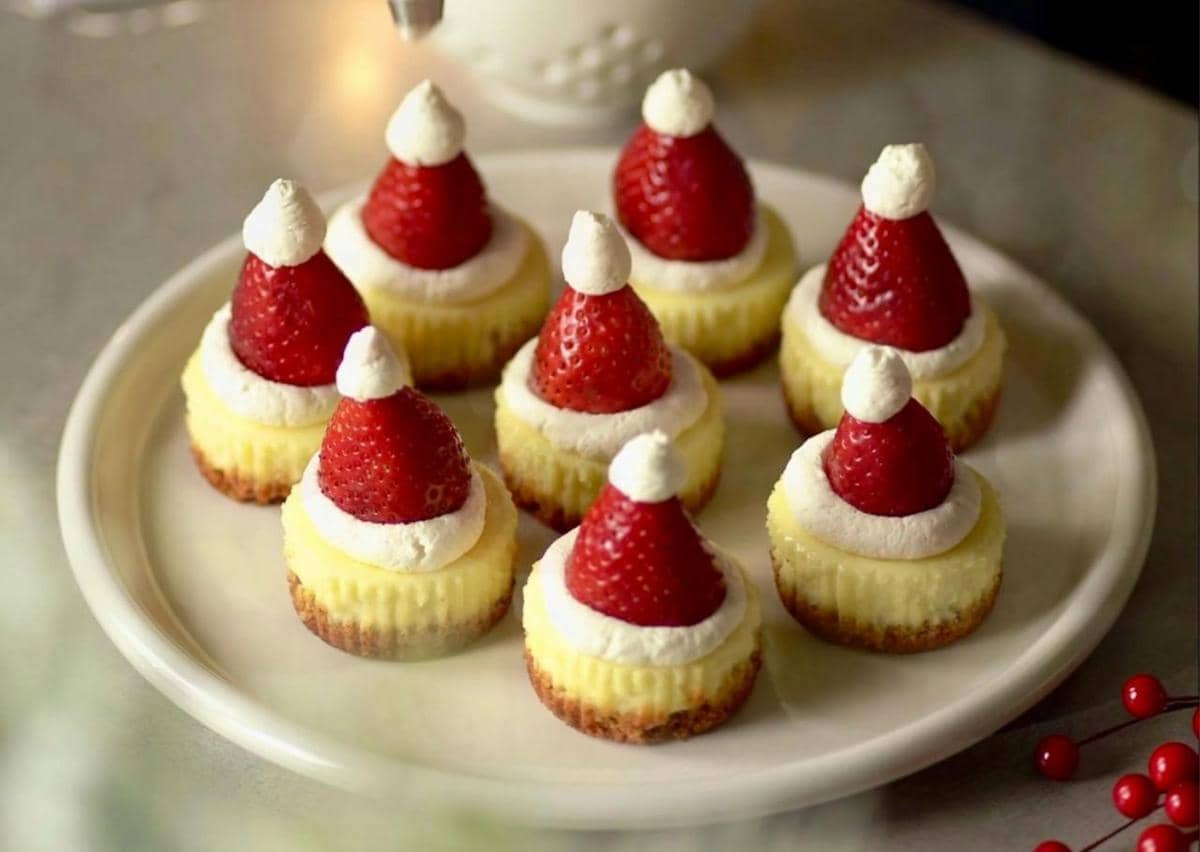 ilustrasi santa hat mini cheesecake