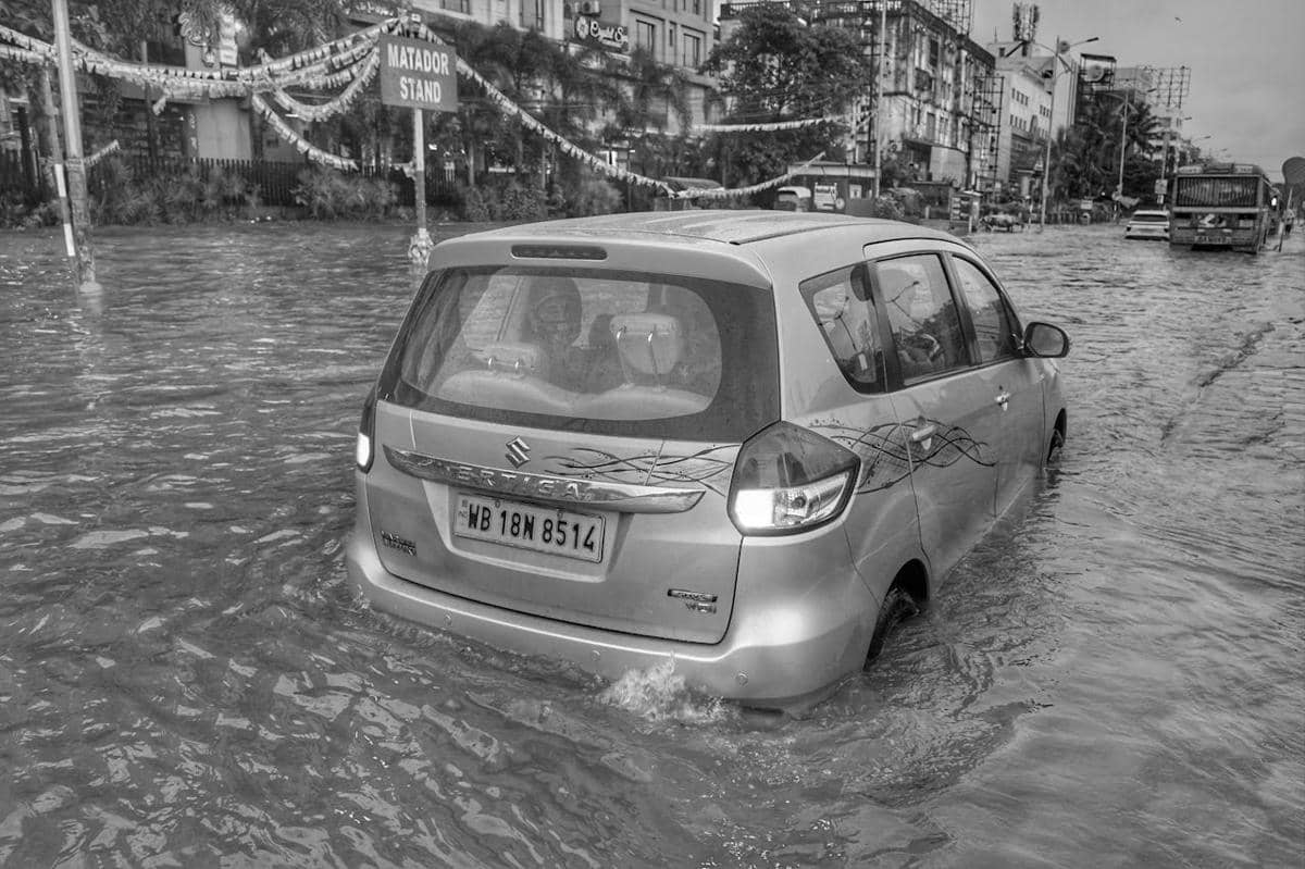 ilustrasi mobil terjebak banjir