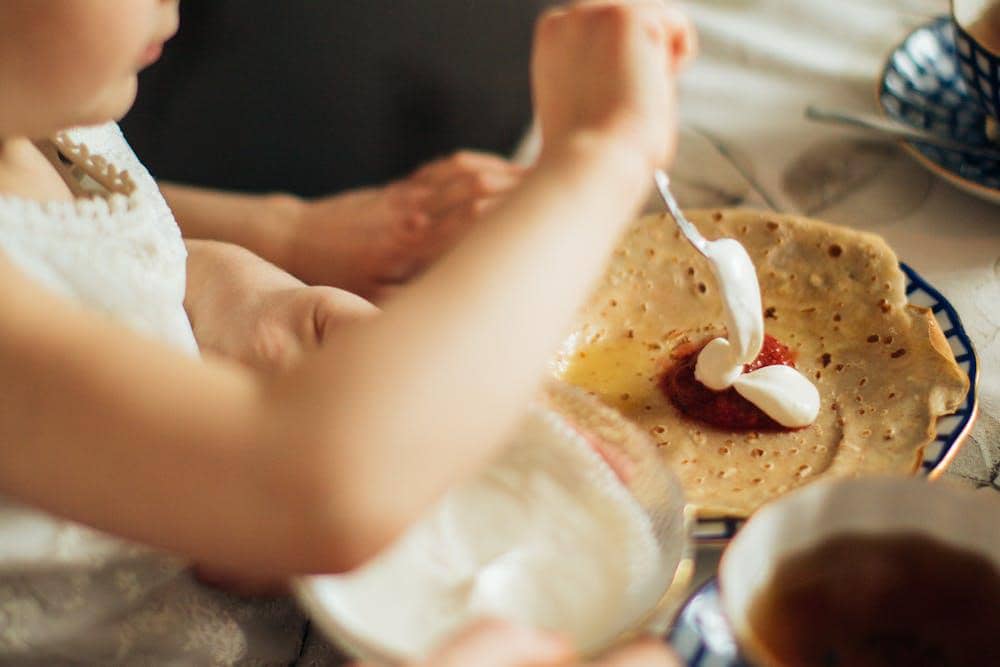 ilustrasi mengoleskan krim di atas crepes