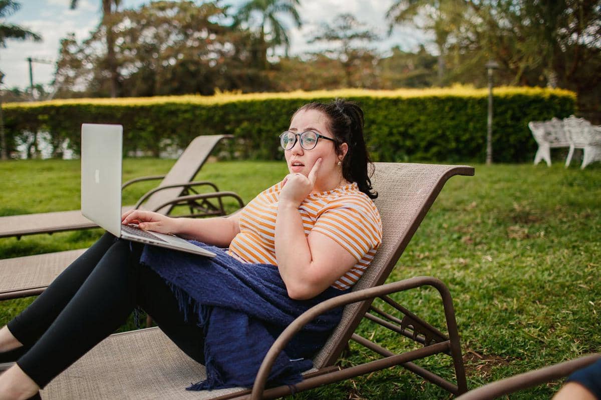 ilustrasi perempuan bekerja sebagai data analyst