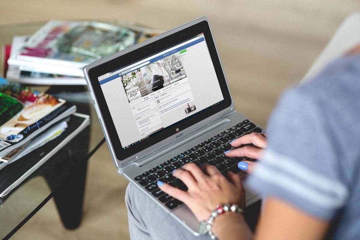 ilustrasi seorang perempuan bekerja sebagai digital marketing specialist.