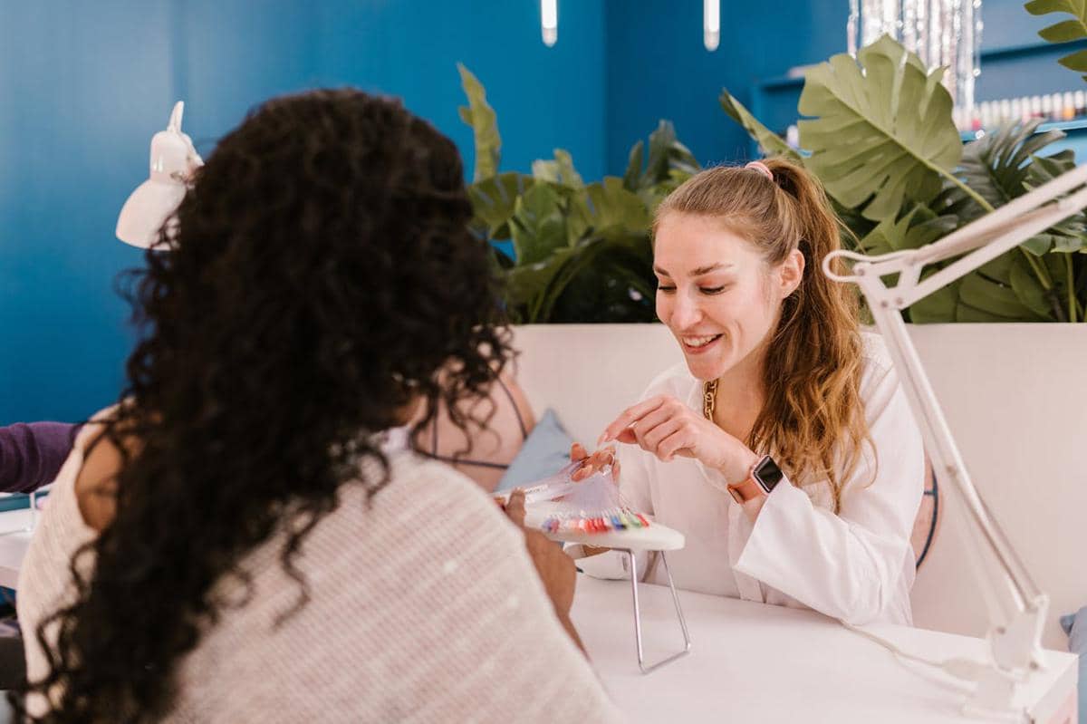 ilustrasi melayani pelanggan