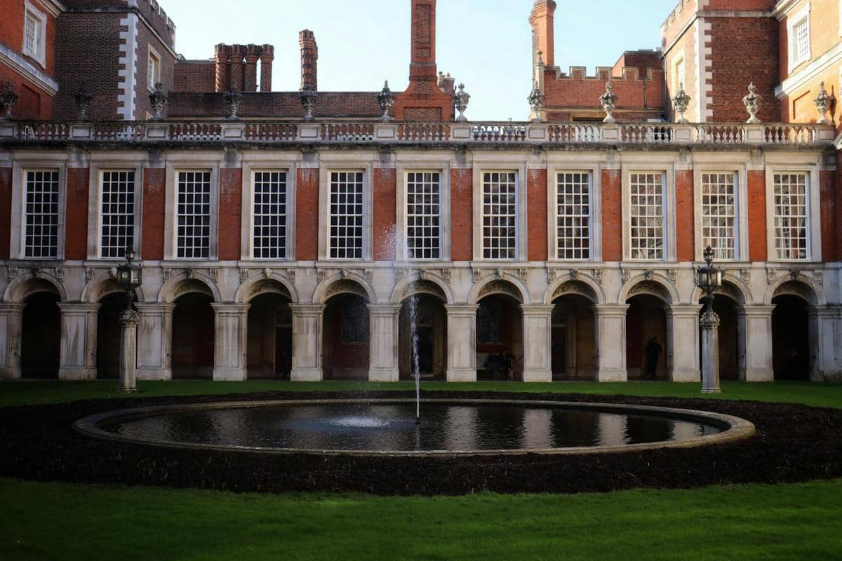 ilustrasi Hampton Court Palace 