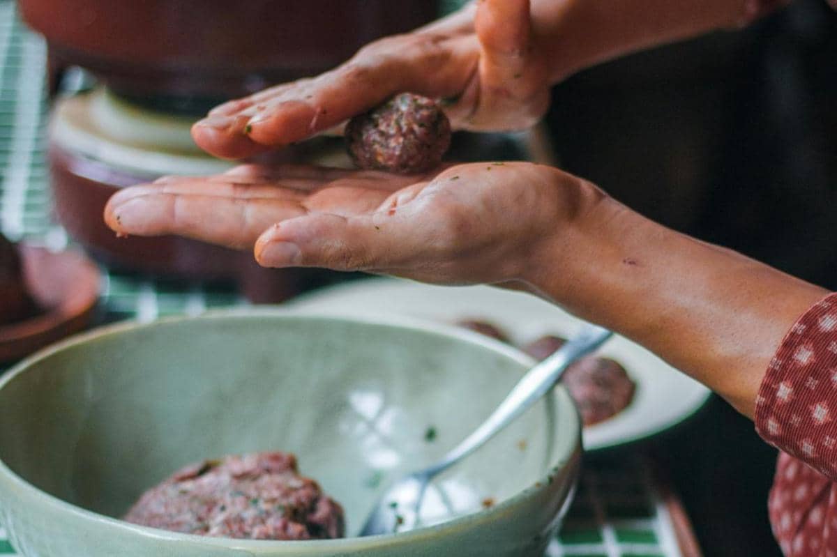 ilustrasi membuat bakso