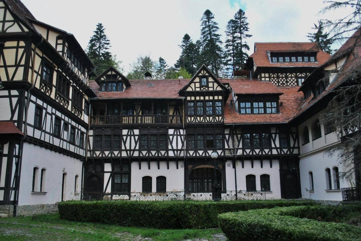 ilustrasi bangunan Tudor