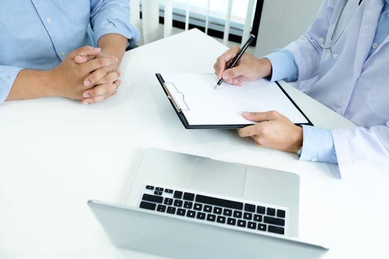 Konsultasi dokter dan pasien.