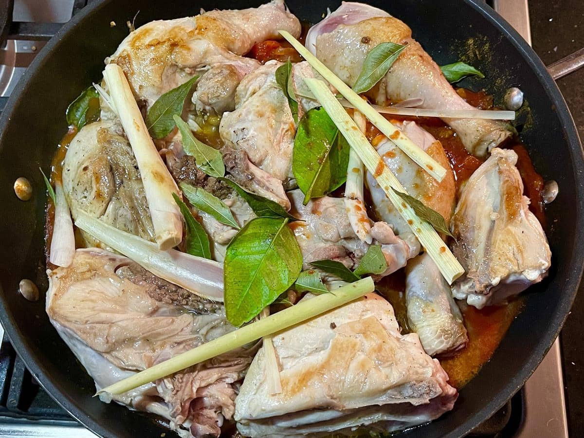 ilustrasi memasak ayam gulai asli Padang