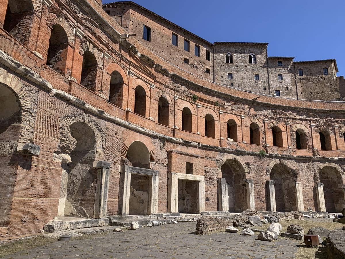 potret Trajan’s Market, kompleks bertingkat yang dibangun dengan beton Romawi
