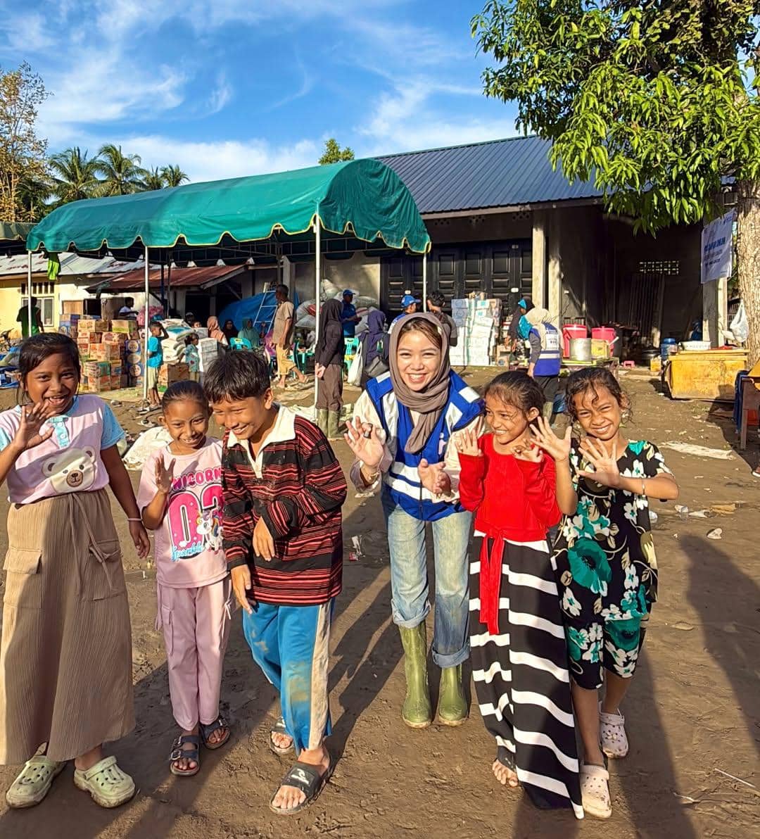 Regina Phoenix jadi relawan bencana di Pidie Jaya.