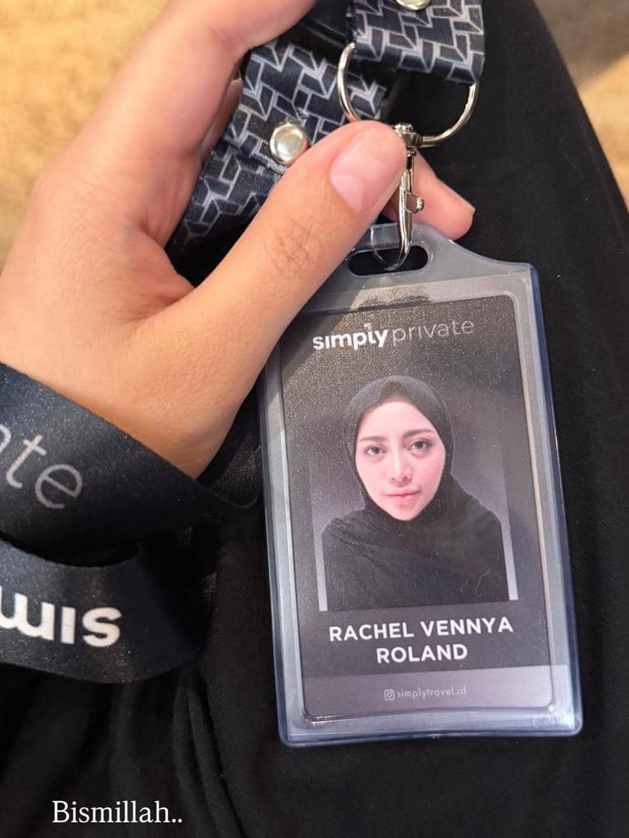 Rachel Vennya menunaikan ibadah umrah.