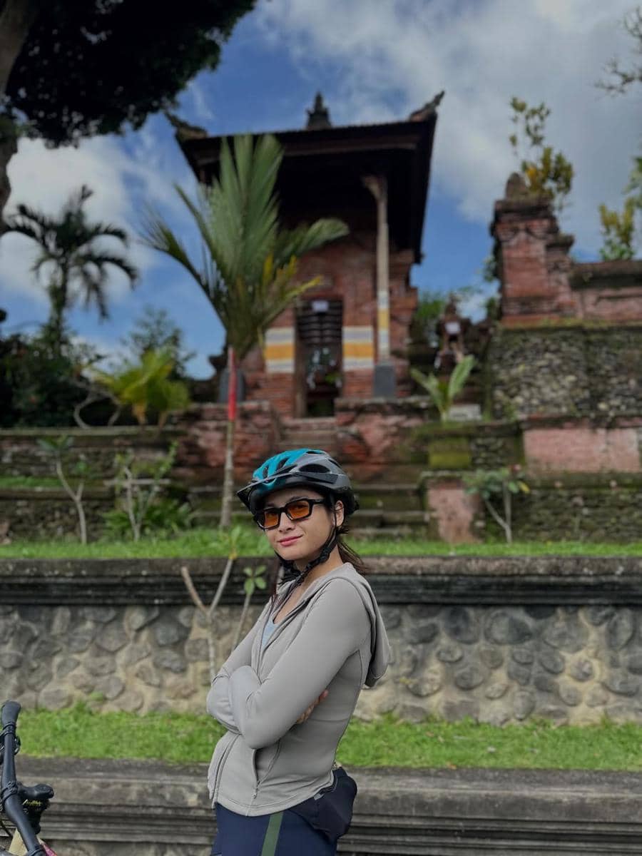 Acha Septriasa bersepeda di Bali.