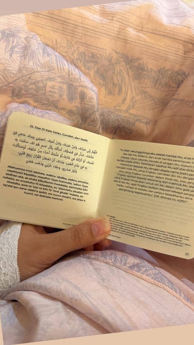 Rachel Vennya menunaikan ibadah umrah.