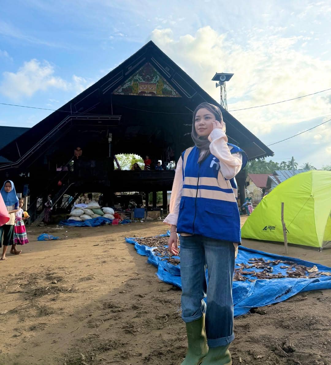 Regina Phoenix jadi relawan bencana di Pidie Jaya.