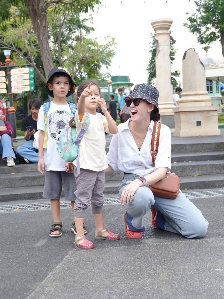 Kimberly Ryder ajak anak ke Dufan.