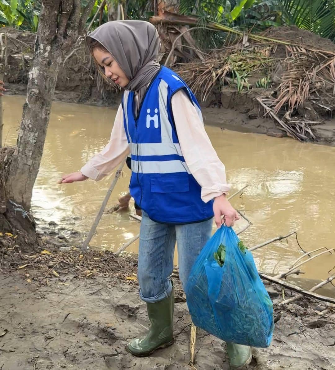 Regina Phoenix jadi relawan bencana di Pidie Jaya.