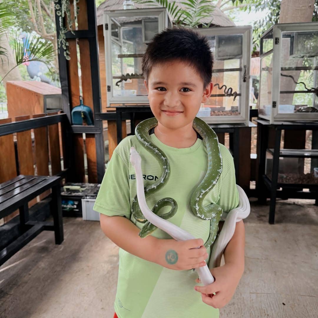 Citra Kirana ajak anak ke kebun binatang.