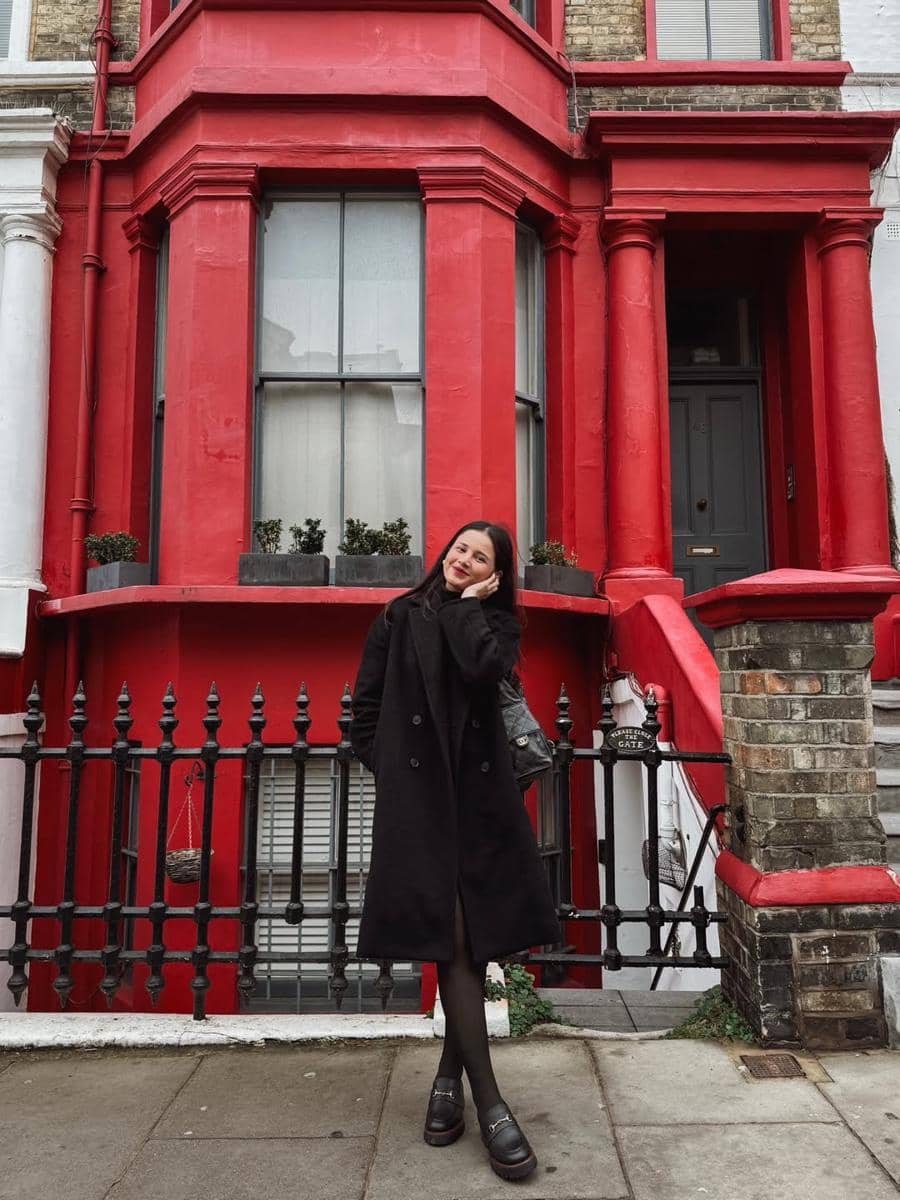 Liburan Yunita Siregar di London bersama suami.