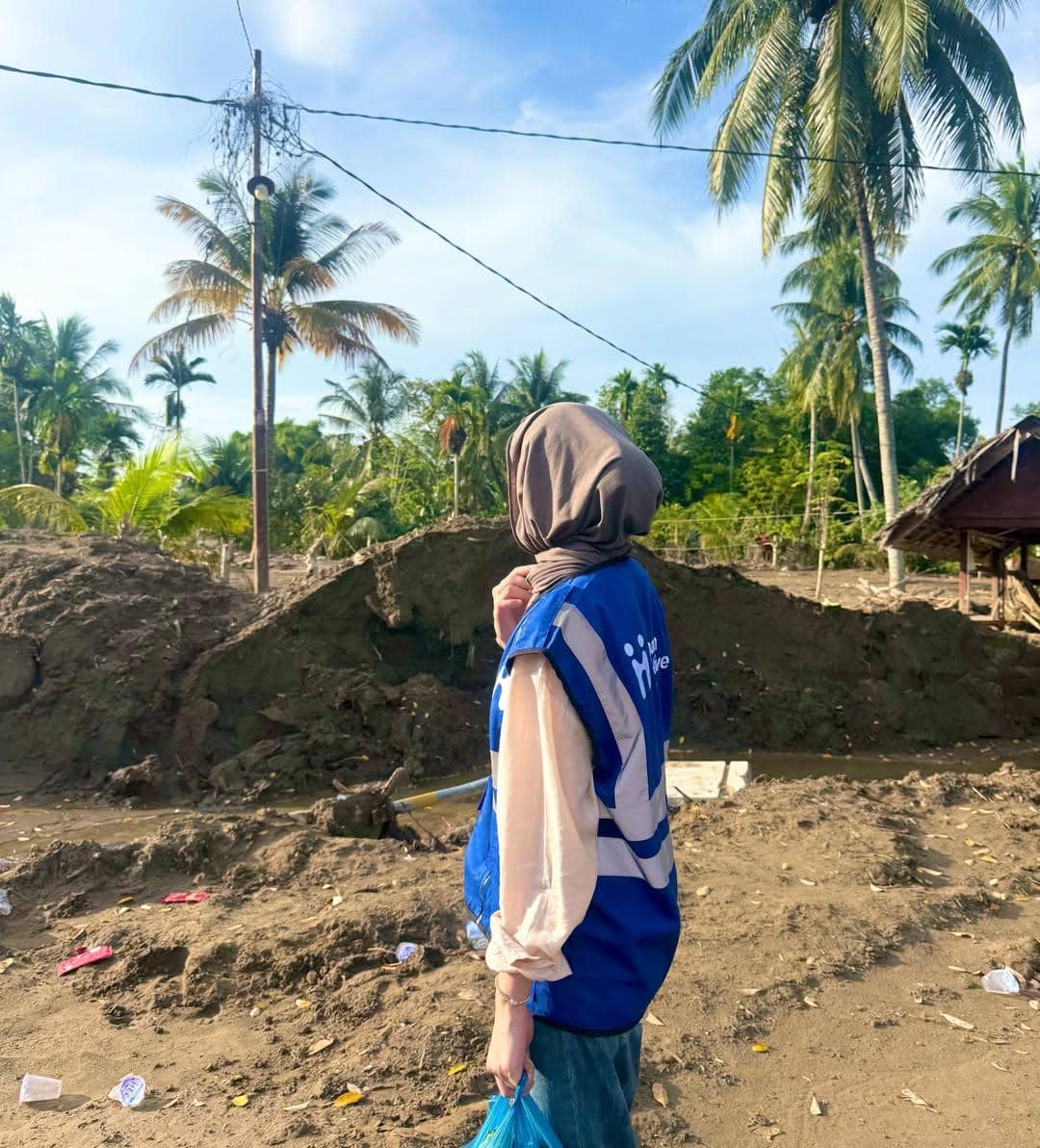 Regina Phoenix jadi relawan bencana di Pidie Jaya.