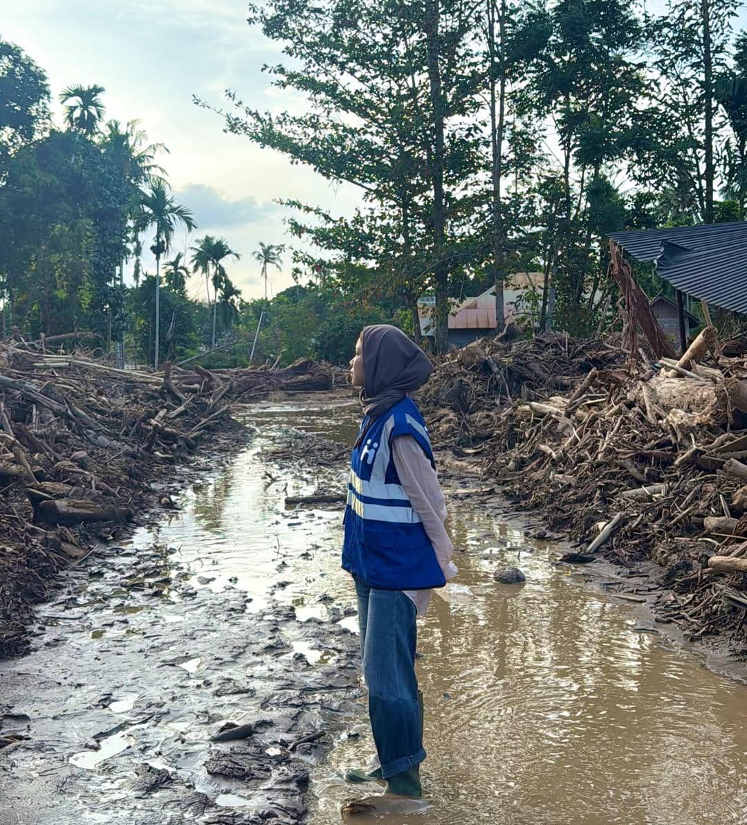 Regina Phoenix jadi relawan bencana di Pidie Jaya.