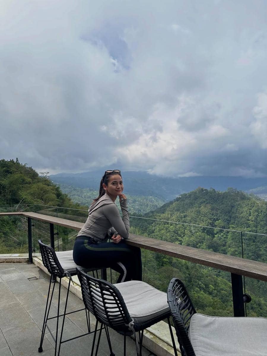 Acha Septriasa bersepeda di Bali.