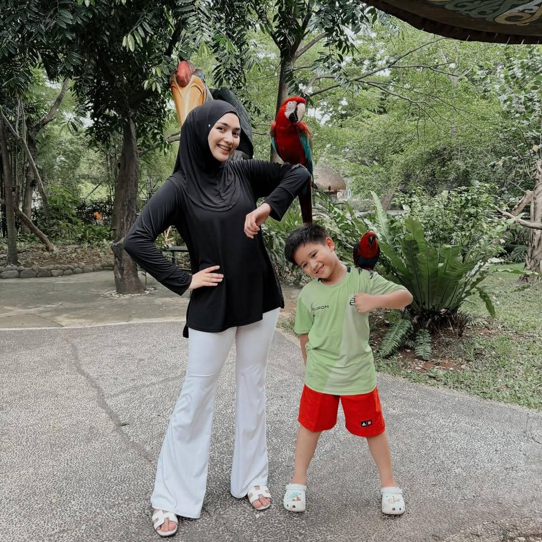 Citra Kirana ajak anak ke kebun binatang.