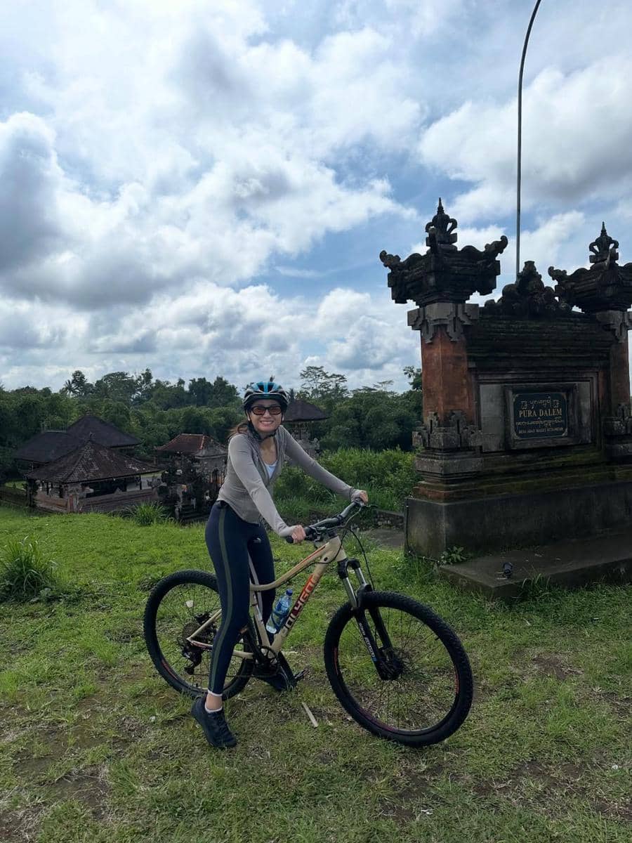 Acha Septriasa bersepeda di Bali.
