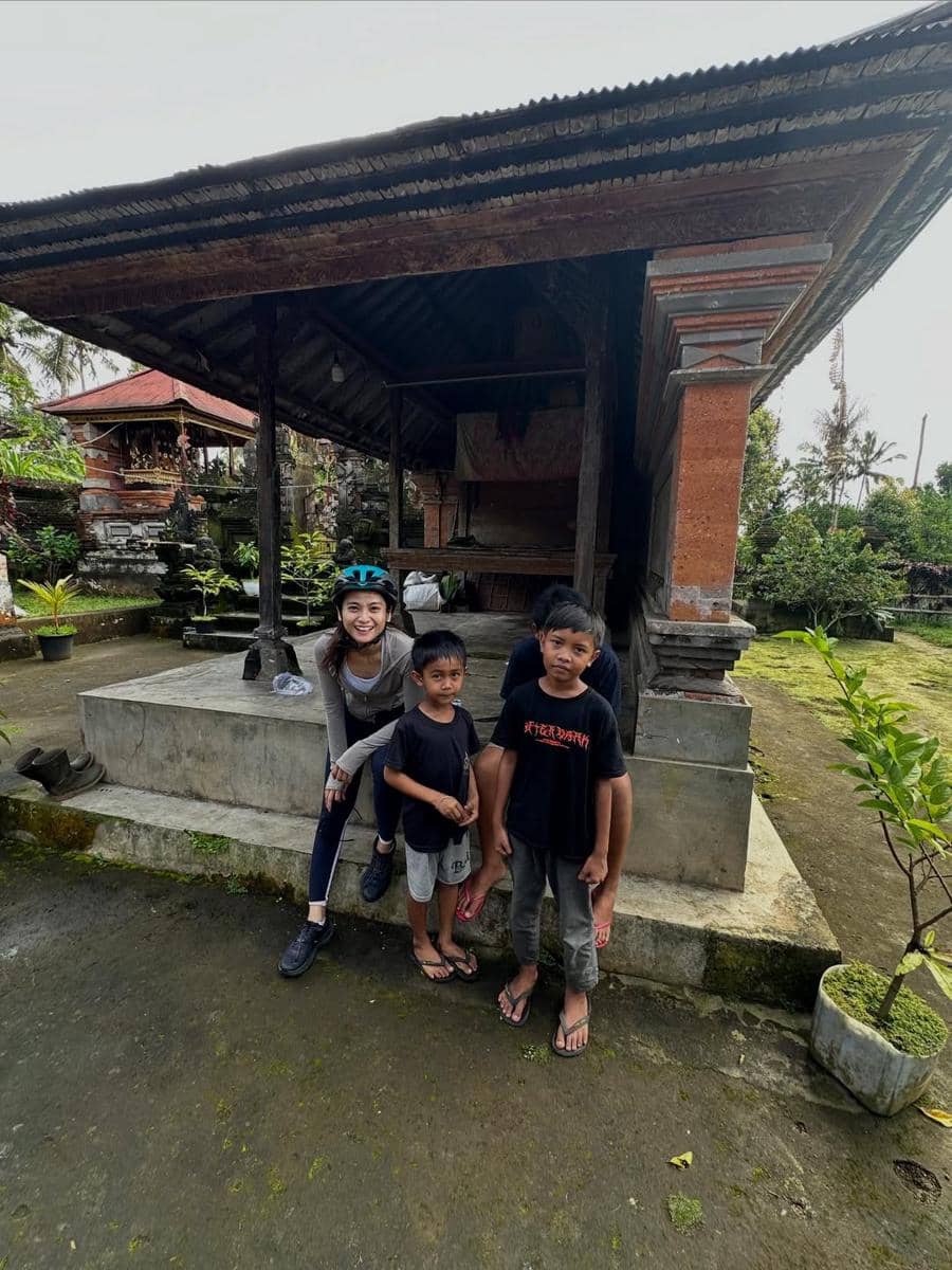 Acha Septriasa bersepeda di Bali.