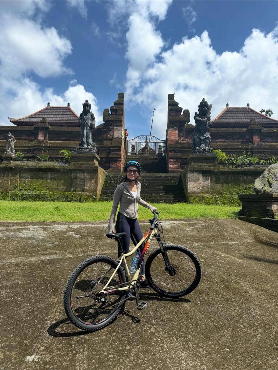 Acha Septriasa bersepeda di Bali.