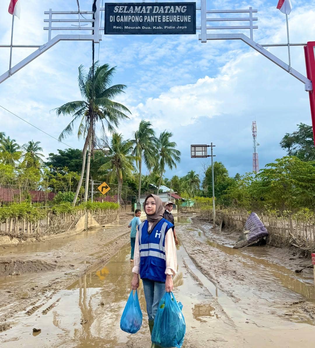 Regina Phoenix jadi relawan bencana di Pidie Jaya.
