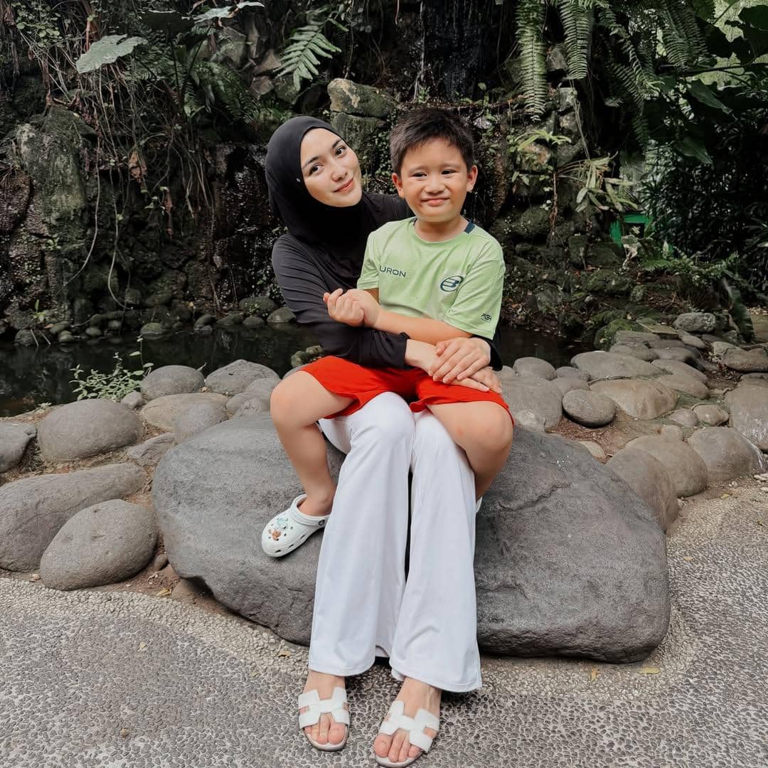 Citra Kirana ajak anak ke kebun binatang.