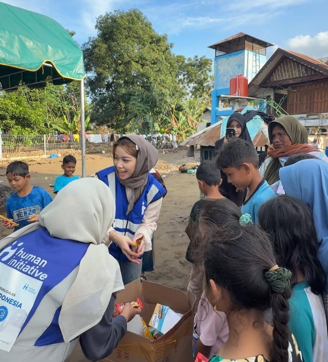 Regina Phoenix jadi relawan bencana di Pidie Jaya.