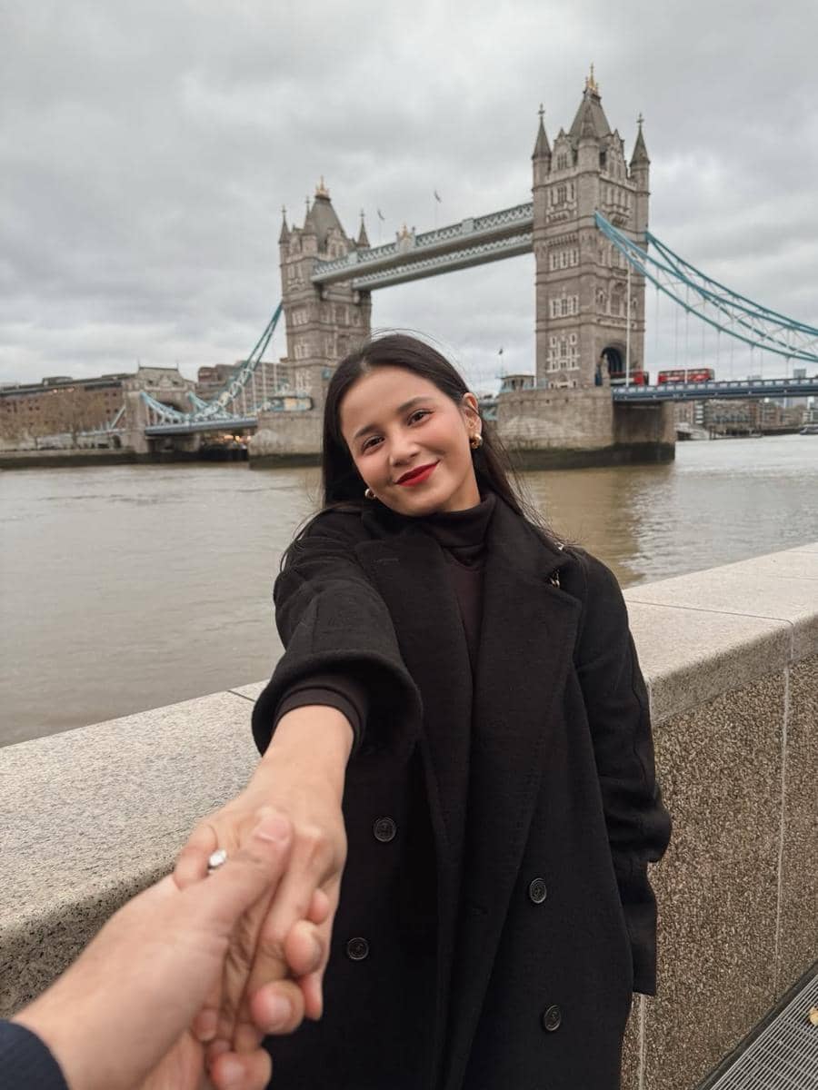 Liburan Yunita Siregar di London bersama suami.