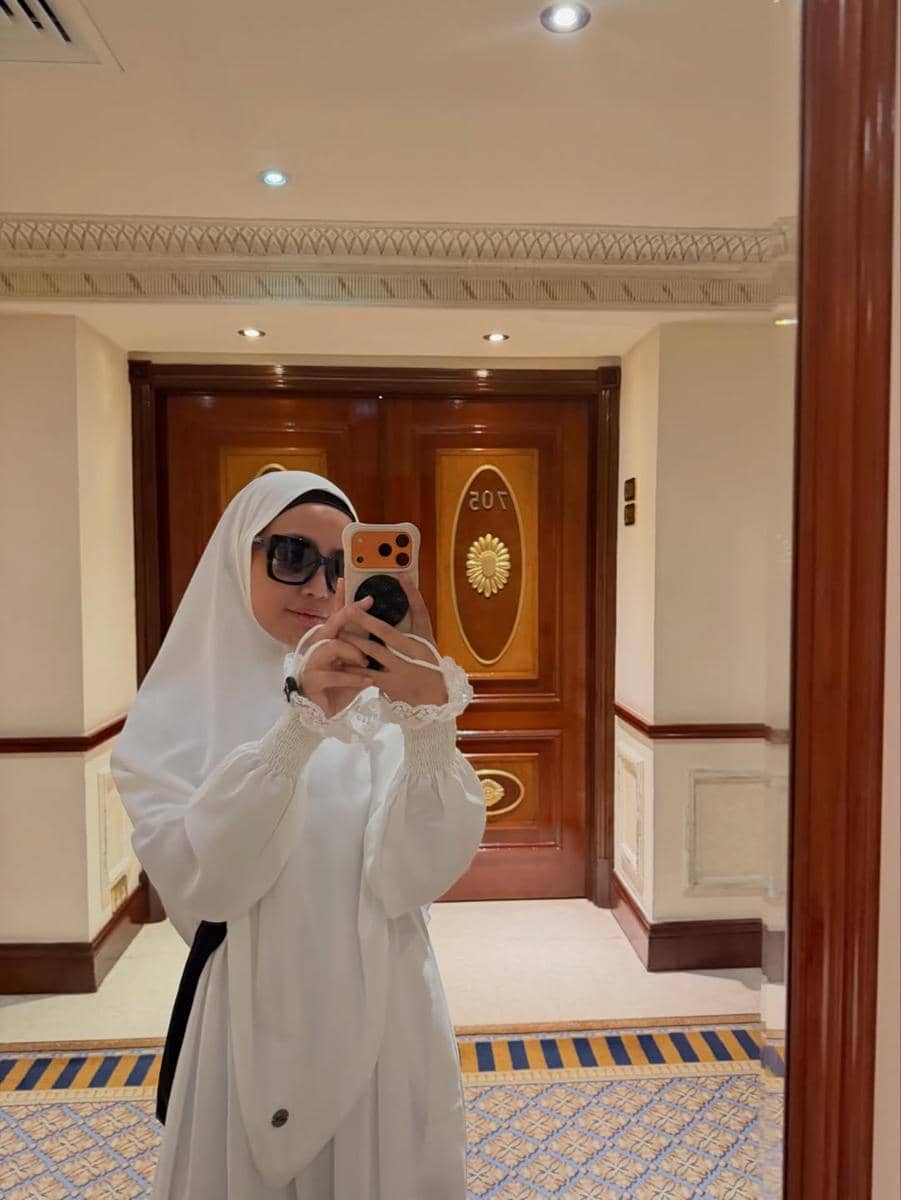 Rachel Vennya menunaikan ibadah umrah.