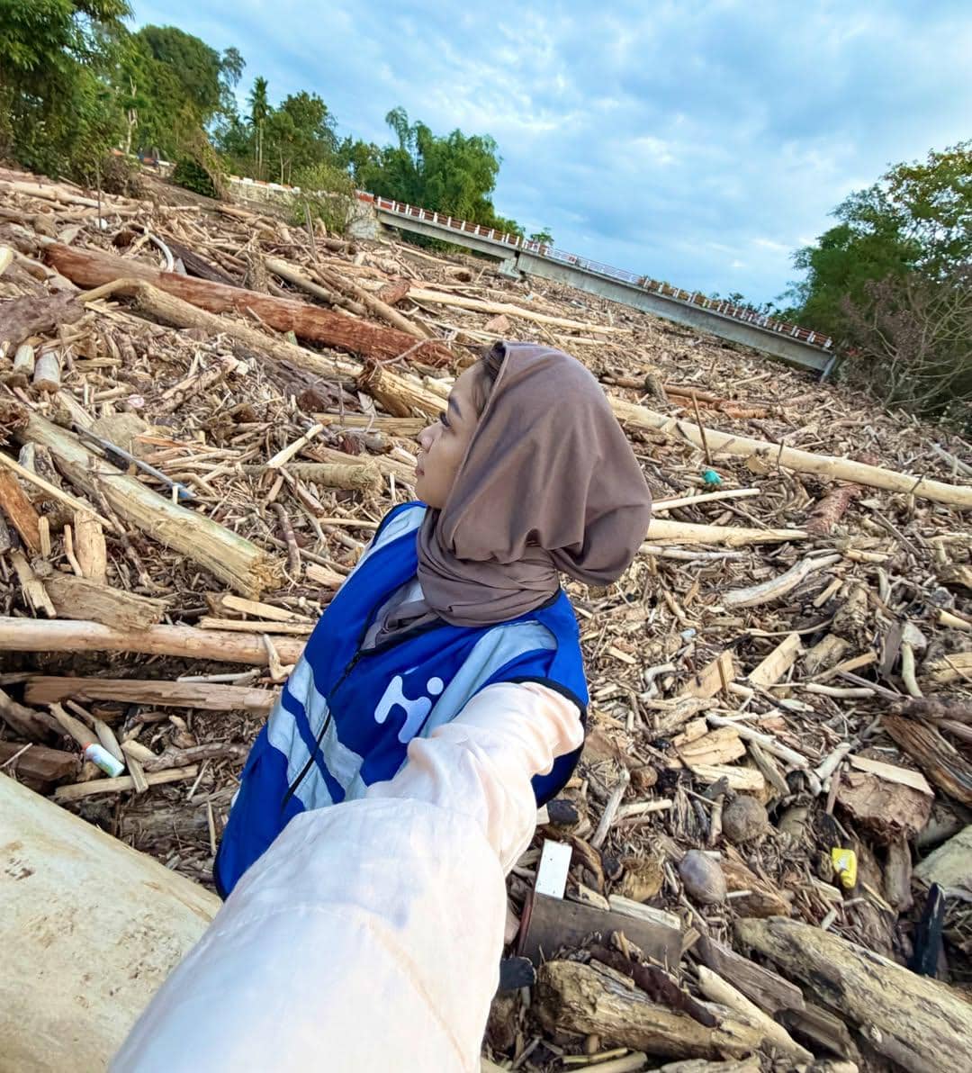 Regina Phoenix jadi relawan bencana di Pidie Jaya.