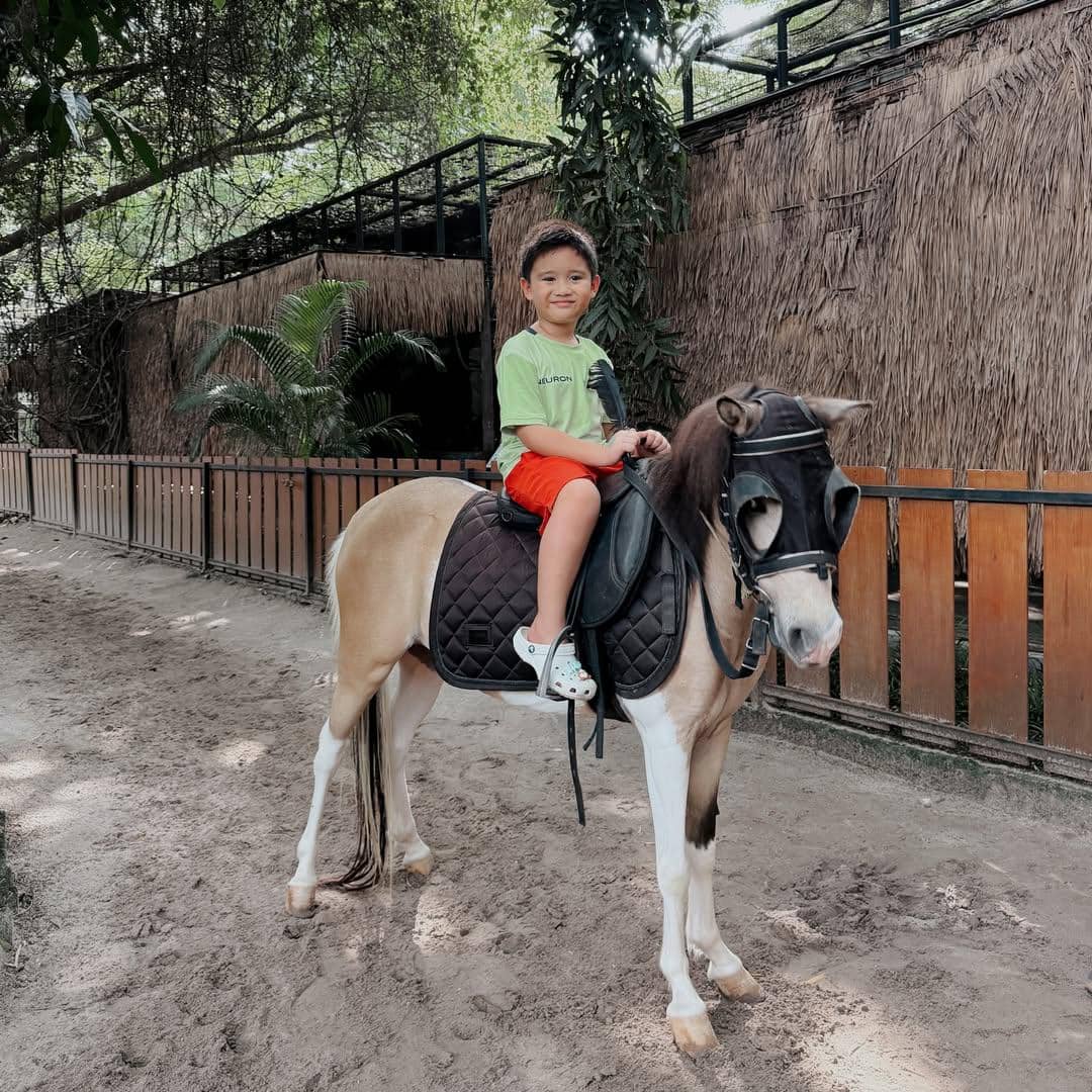 Citra Kirana ajak anak ke kebun binatang.