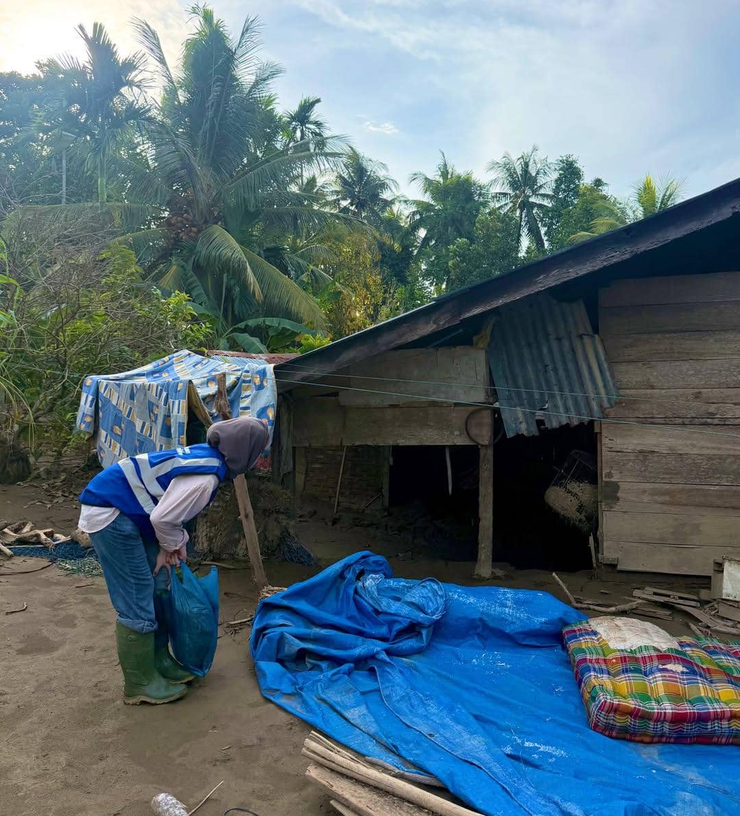 Regina Phoenix jadi relawan bencana di Pidie Jaya.