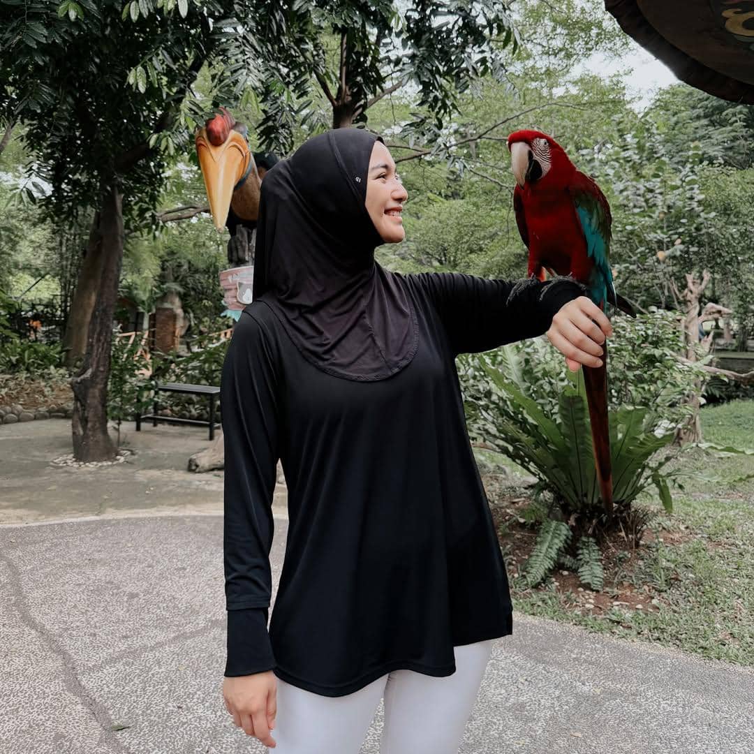 Citra Kirana ajak anak ke kebun binatang.