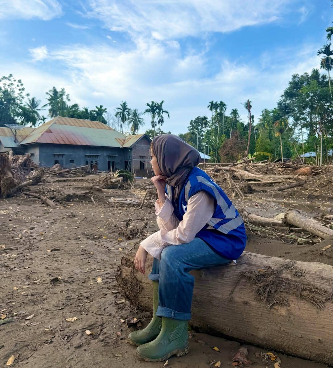 Regina Phoenix jadi relawan bencana di Pidie Jaya.