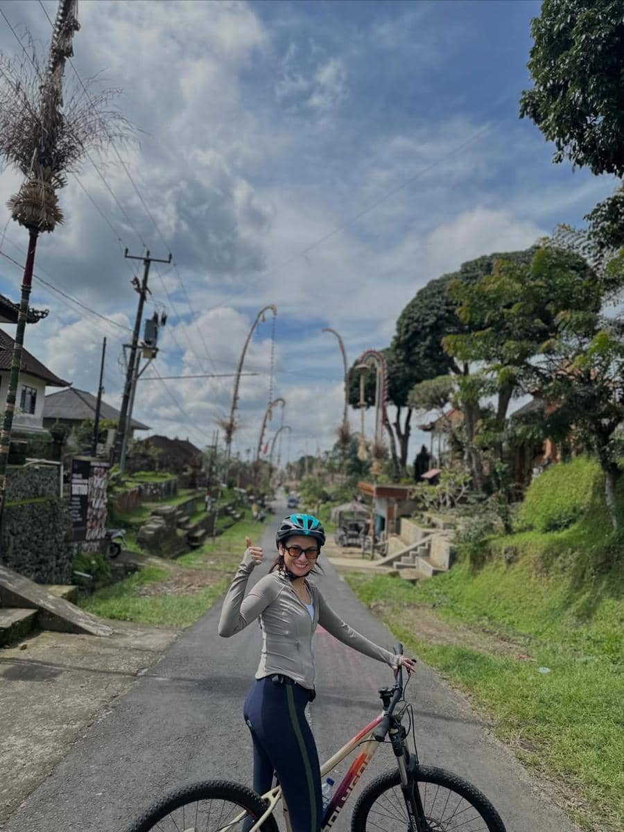 Acha Septriasa bersepeda di Bali.