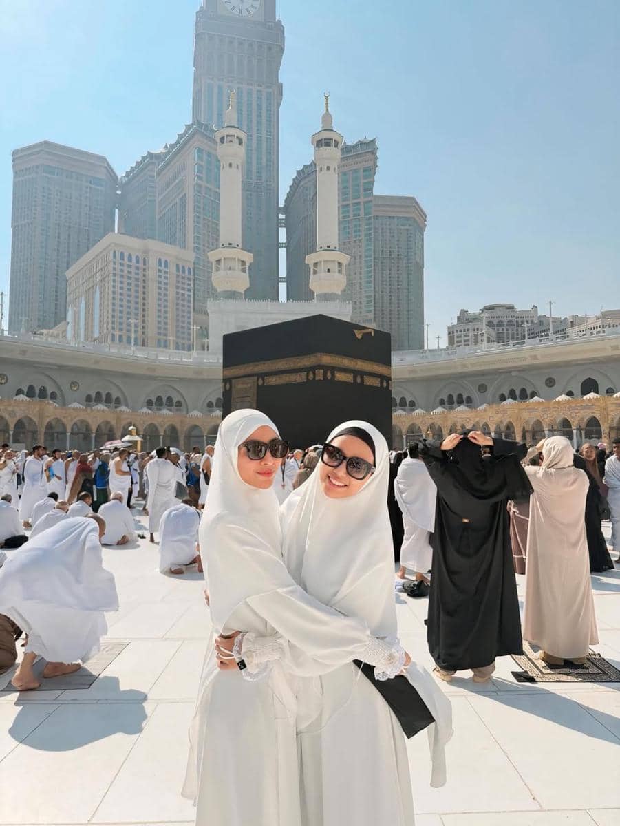 Rachel Vennya menunaikan ibadah umrah.