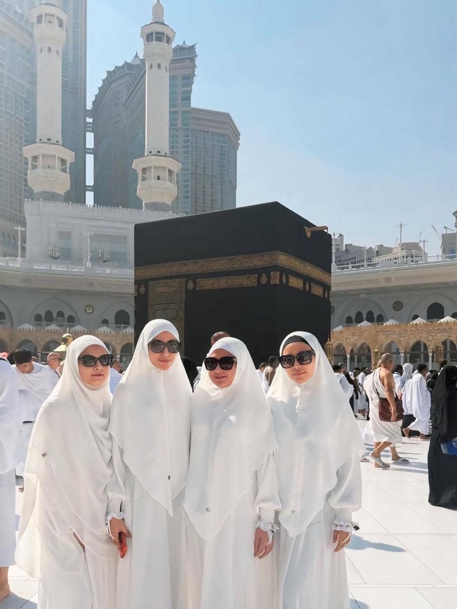 Rachel Vennya menunaikan ibadah umrah.