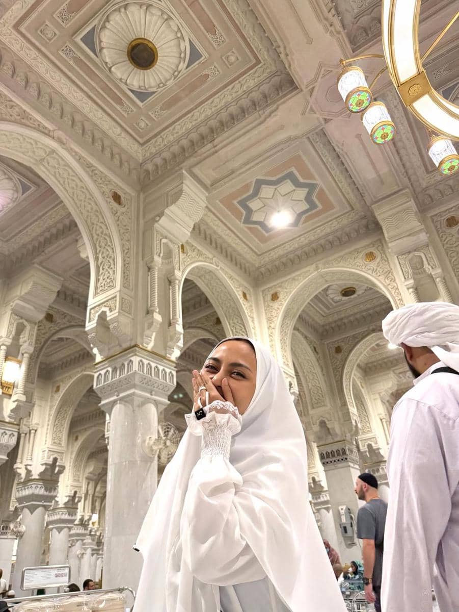 Rachel Vennya menunaikan ibadah umrah.