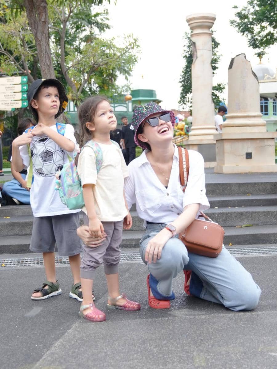 Kimberly Ryder ajak anak ke Dufan.