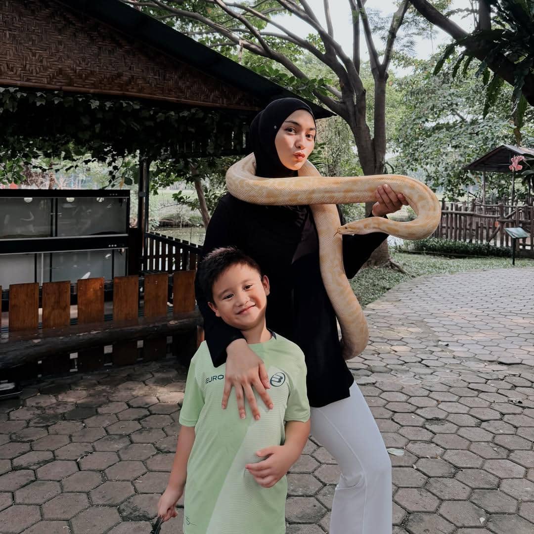 Citra Kirana ajak anak ke kebun binatang.