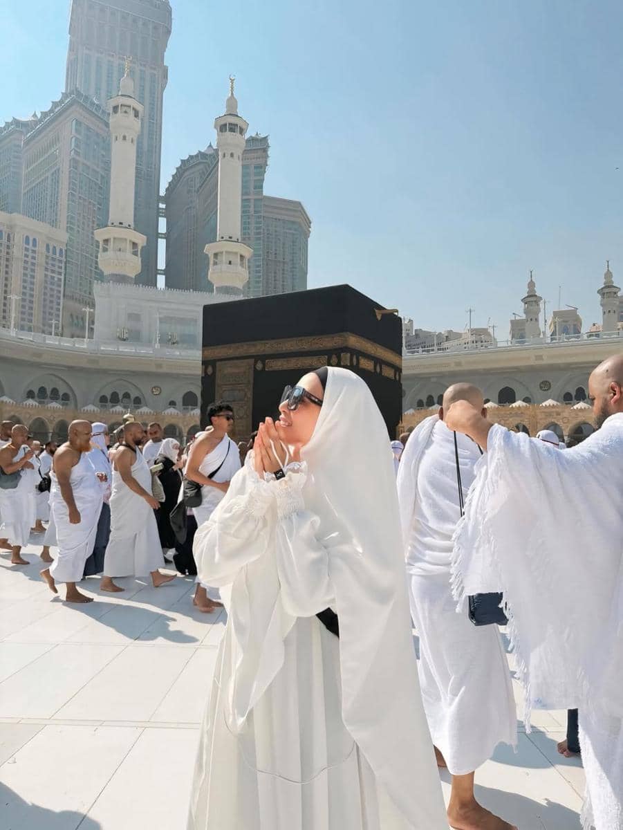 Rachel Vennya menunaikan ibadah umrah.